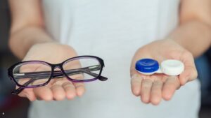 Cum să faci trecerea de la ochelari de vedere la lentile de contact?